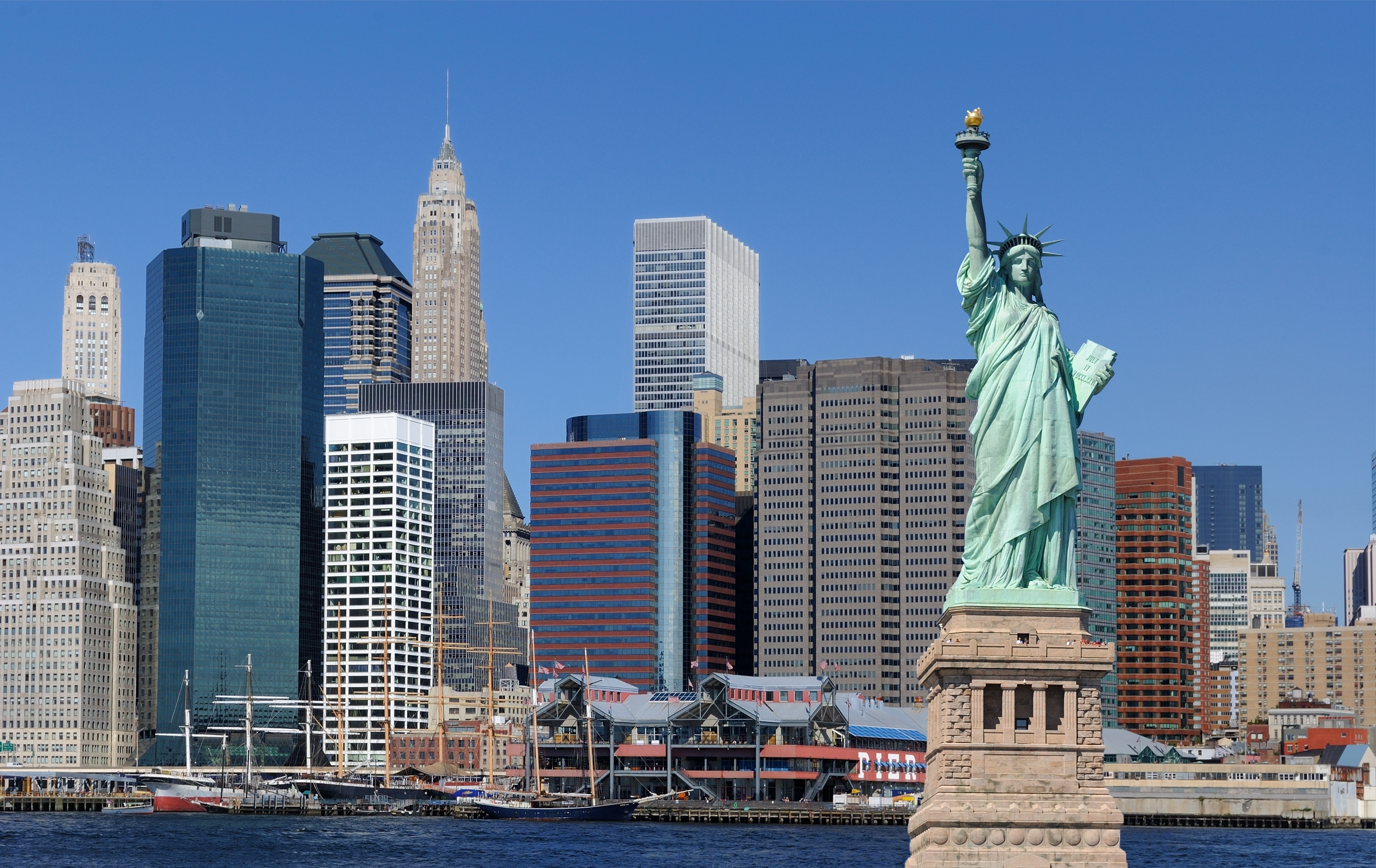 Amerika ru. Статуя свободы Нью-Йорк. Нью Йорк статуясвободу. Нью Йорк Манхеттен статуя свободы. НЬЮЙ РРК статуя свободы.